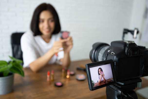 Beauty bloggers, Asian Women Showing cosmetic products while recording videos and giving advice for her beauty blog - Foto, Bild