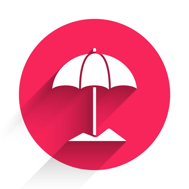Fehér Nap védő esernyő strand ikon elszigetelt hosszú árnyék. Nagy napernyő a szabadtéri térbe. Tengerparti esernyő. Vörös kör gomb. Vektorillusztráció - Vektor, kép
