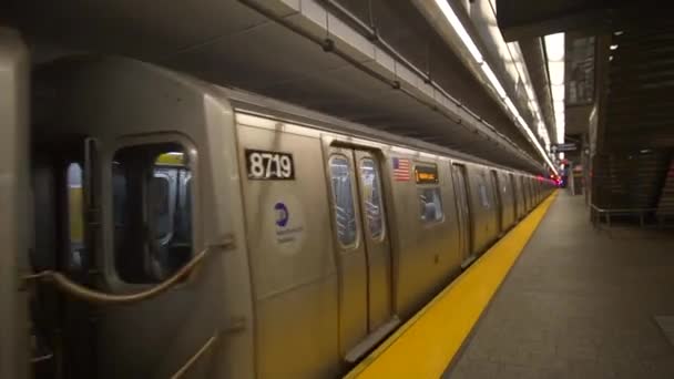 Нью-Йоркский метрополитен проезжает мимо, камера следит  - Кадры, видео