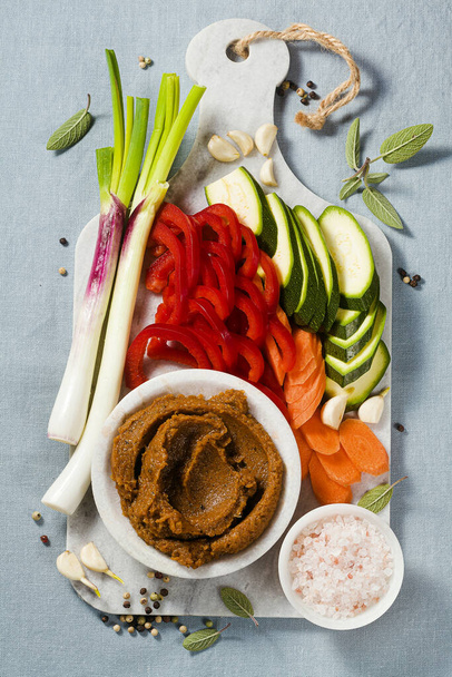 домашний инвентарь в Бульоне куба со свежими овощами. здоровая кухня
 - Фото, изображение