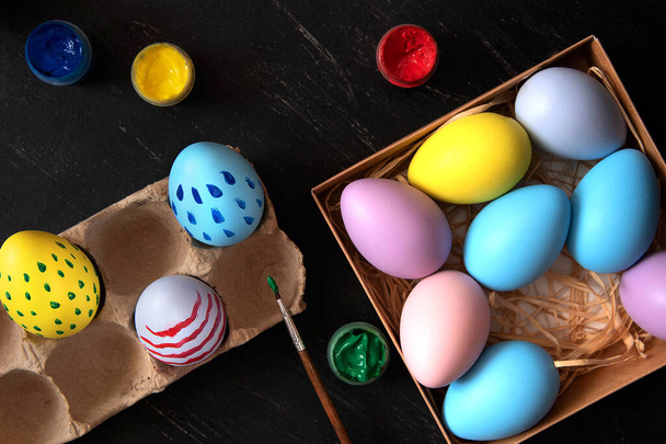 Раскраска пасхальных яиц различных цветов и узоров. - Фото, изображение