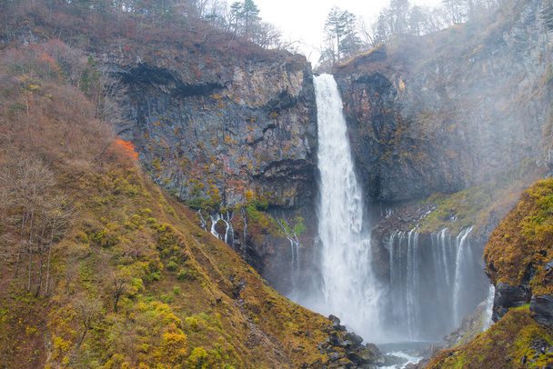 Kegon Water Falls desde el lago Chuzenji en la temporada de otoño en Nikko, Japón
. - Foto, imagen