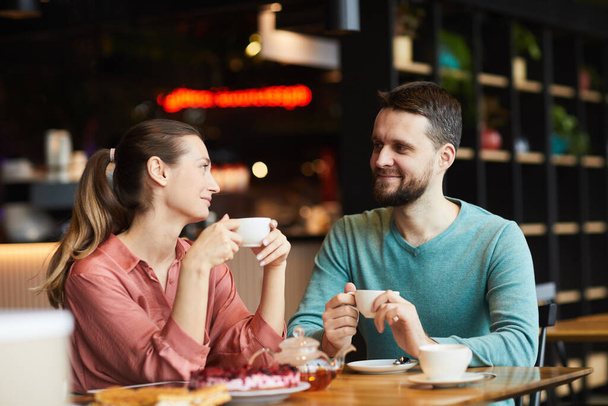 Una pareja tiene una cita en la cafetería
 - Foto, Imagen