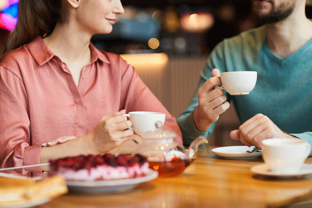 Giovane coppia bere il tè
 - Foto, immagini