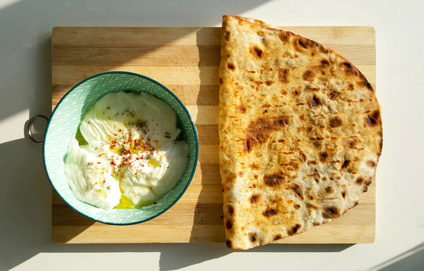Turkin perinteinen ruoka lahmacun kuten pizza
 - Valokuva, kuva