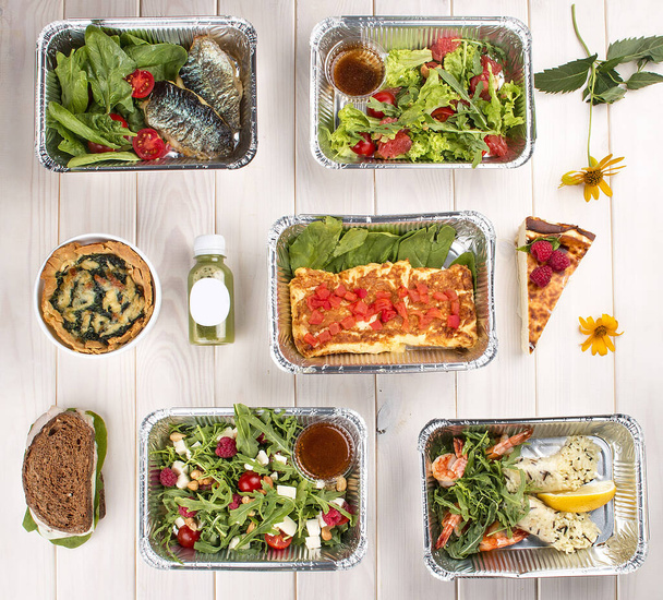 Serie di piatti dietetici in contenitori su uno sfondo di legno chiaro. Da asporto. Dieta e cibo sano
. - Foto, immagini
