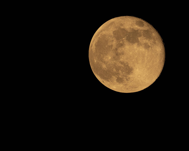 Photo de la pleine lune orange prise le 08.04.2020
 - Photo, image