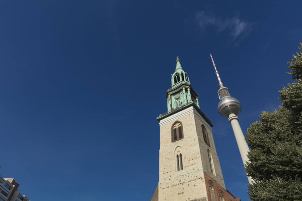 Berlin, Niemcy - 17 sierpnia 2018: Marienkirche i wieża telewizyjna Fernsehturm w pobliżu Alexanderplatz - Zdjęcie, obraz