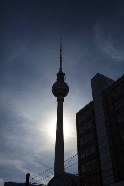 Berlim, Alemanha - 17 de agosto de 2018: A Torre de TV Fernsehturm perto de Alexanderplatz
 - Foto, Imagem