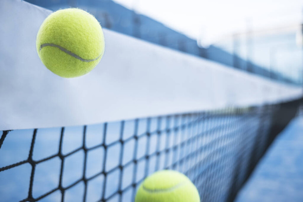 Paddle tennis ball shot go to net in traiing class, nobody in court - Foto, imagen