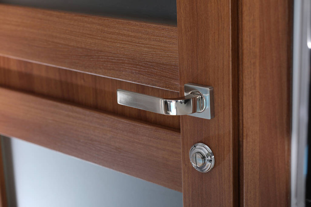 nowoczesny styl klamki na naturalnych drewnianych drzwiach. ukierunkowanie selektywne. - Zdjęcie, obraz