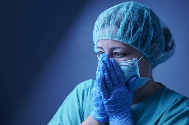 Enfermeira isolada gesticula preocupação quando vê a superlotação dos pacientes
 - Foto, Imagem