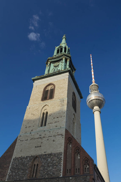 Berlim, Alemanha - 17 de agosto de 2018: Marienkirche e a Fernsehturm TV Tower perto de Alexanderplatz
 - Foto, Imagem