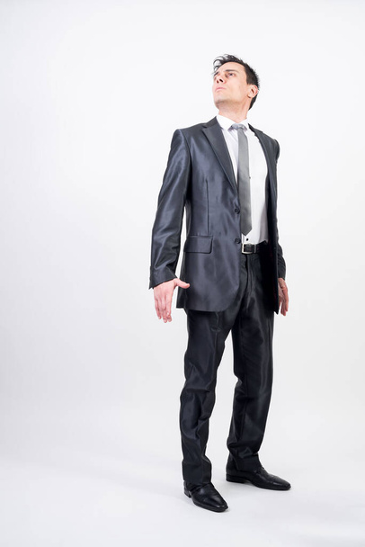 Άνδρας με αυτοπεποίθηση με κοστούμι. Λευκό φόντο, πλήρες σώμα - Φωτογραφία, εικόνα