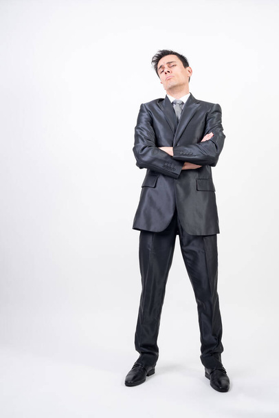 Selbstbewusster Mann im Anzug. Weißer Hintergrund, voller Körper - Foto, Bild