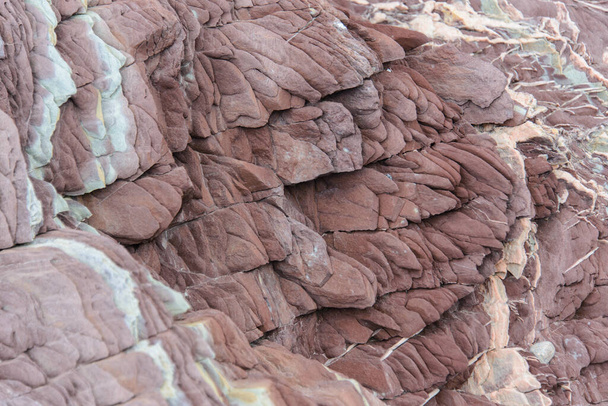Rocce colorate nella Groenlandia orientale da vicino. Struttura rocciosa
. - Foto, immagini