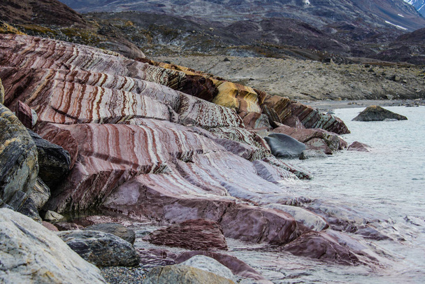 Rocce colorate nella Groenlandia orientale da vicino. Struttura rocciosa
. - Foto, immagini