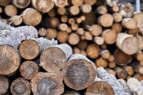 Luonnollinen puinen tausta - lähikuva hienonnettu polttopuita. Polttopuut pinottu ja valmistettu talven kasa puuta tukit. - Valokuva, kuva