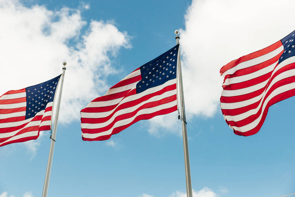 Американський прапор на блакитному небі. - Фото, зображення