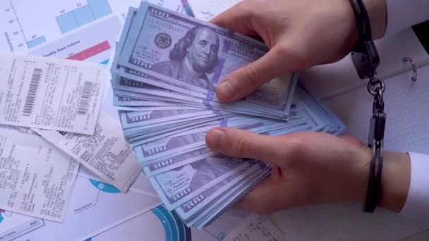 A férfiak bilincsben számolják a pénzt. - Felvétel, videó