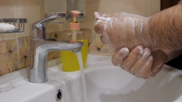 Az idős ember megfelelően és alaposan mossa a kezét szappannal, hogy megvédje a vírust. - Felvétel, videó