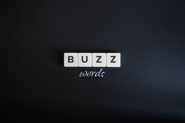 Buzzwords konsepti. Blok harfler ve siyah arkaplanda el yazısı. Asgari estetik. - Fotoğraf, Görsel