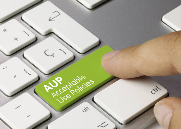 AUP Acceptable Use Policies Written on Green Key of Metallic Keyboard. Touche de pression des doigts
. - Photo, image