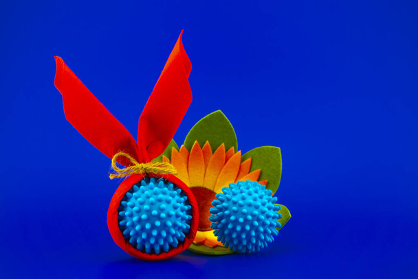 Modelos de virus Corona envueltos como regalos y huevos de Pascua sobre un fondo azul con espacio de copia
 - Foto, imagen