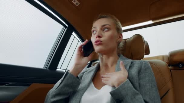 Stressed business woman talking phone at car. Woman arguing on phone at car - Felvétel, videó