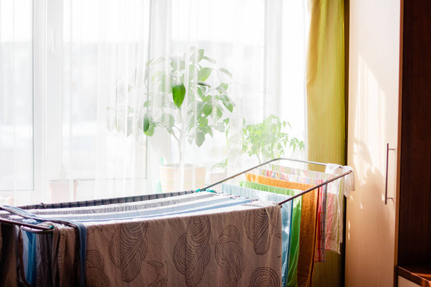 Szárítóállvány színes vászonnal ellátott ruházathoz - Fotó, kép