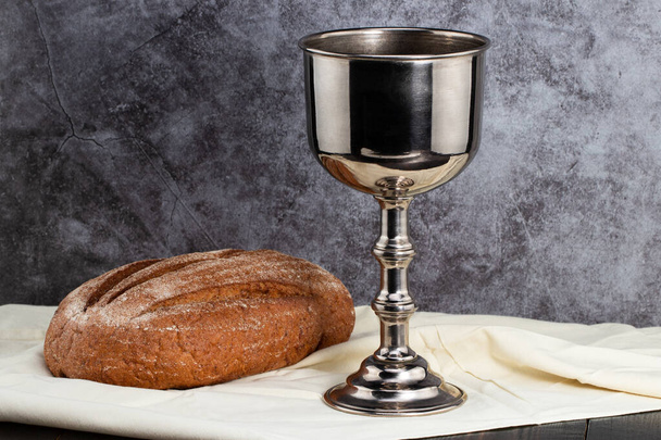 szentáldozási kehely borral és kenyérrel. - Fotó, kép