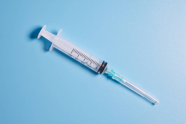Seringa, seringa para injectáveis na superfície azul isolada
 - Foto, Imagem