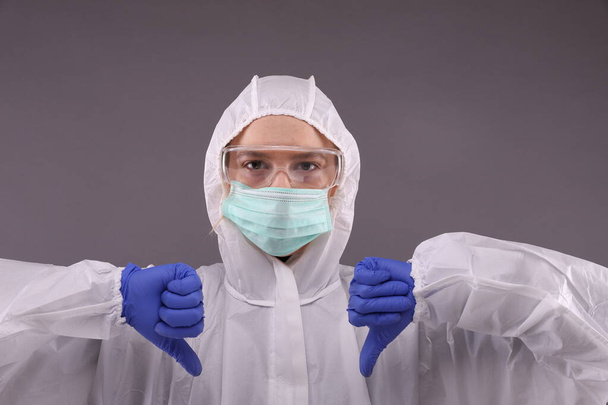 Koruyucu kostüm, gözlük ve maske takan virolog / doktor / hemşire. Koronavirüsten, gripten, ebola 'dan, tüberkülozdan ve virüsten korunuyor. Avrupa, Asya ve ABD 'de salgını durdurun. - Fotoğraf, Görsel
