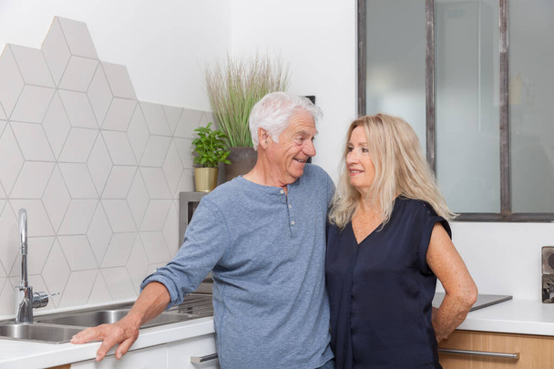 Senior couple in a kitchen - Foto, immagini