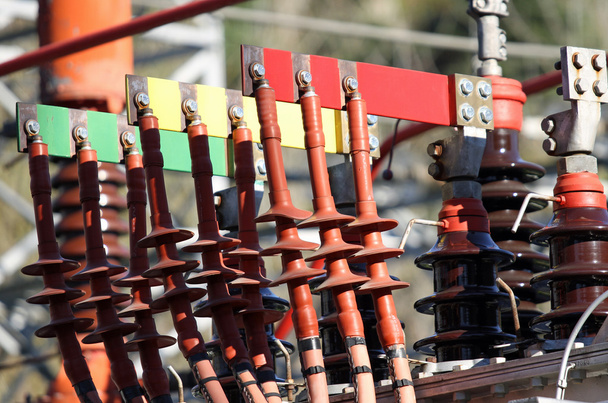 conectores de cobre Busbar y postes de un transformador de un powerho
 - Foto, Imagen