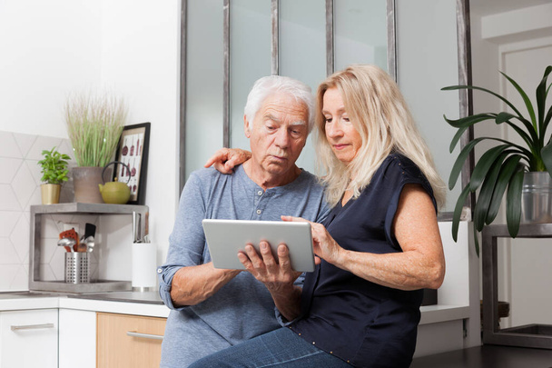 starší pár dívá na tablet počítač - Fotografie, Obrázek