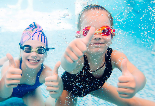 Underwater photo of young friends in swimming pool - Φωτογραφία, εικόνα