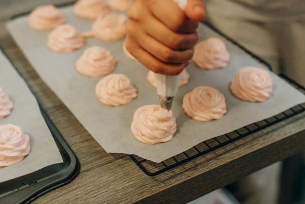 Marshmallow rosa fatti in casa su sfondo carta da forno sulla cucina. - Foto, immagini