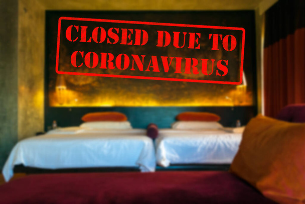 Vue déconcentrée et floue de l'intérieur d'un hôtel haut de gamme ou d'une chambre de motel, vide et fermé en raison de coronavirus ou de pandémies covid 19
 - Photo, image