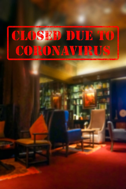Nieostry, nieostry widok wnętrza ekskluzywnej kawiarni lub kawiarni, pusty i zamknięty z powodu koronawirusu lub pandemii wywołanej przez covid 19 - Zdjęcie, obraz
