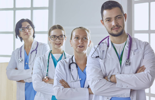 Equipo sonriente de médicos y enfermeras en el hospital
 - Foto, imagen
