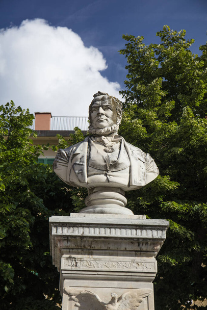 Estátua pública de Camillo Benso, Conde de Cavour na praça principal, Levanto, Le Spezia, Itália - 18 de maio de 2016
 - Foto, Imagem
