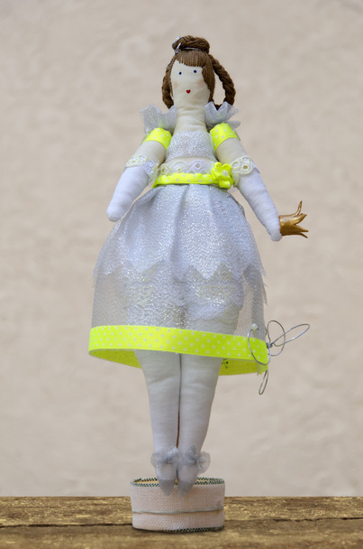 handgemaakte pop mollige prinses met een kroon in de handen van de st - Foto, afbeelding