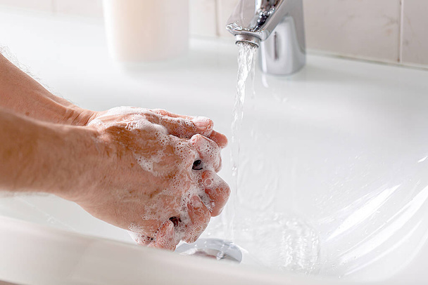 Handen wassen wrijven met zeep voor corona viruspreventie - Foto, afbeelding