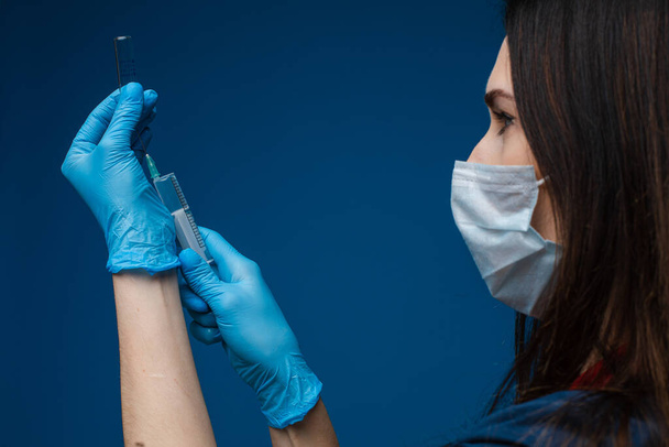 Médico llenando jeringa con vacuna. COVID-19
. - Foto, Imagen
