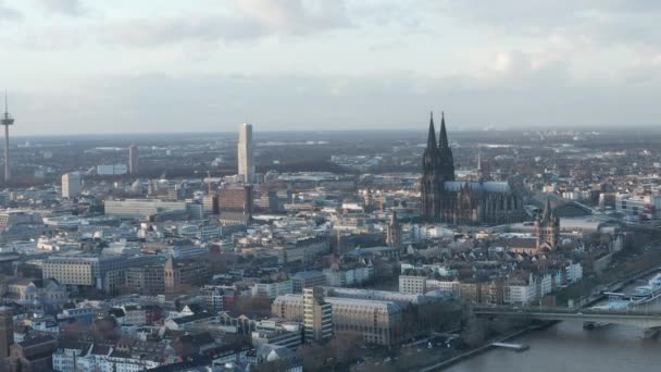 AERIAL: Széles lövés Köln Németország és a Rajna folyó a levegőből fenséges katedrális a napsütéses napon  - Felvétel, videó