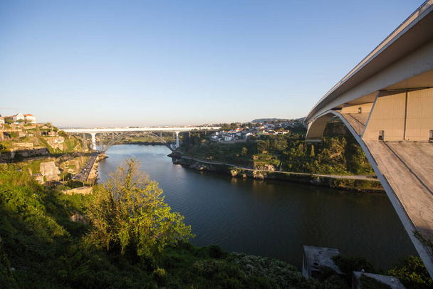 Вид на мости через річку Дуро в Порту (Португалія).. - Фото, зображення