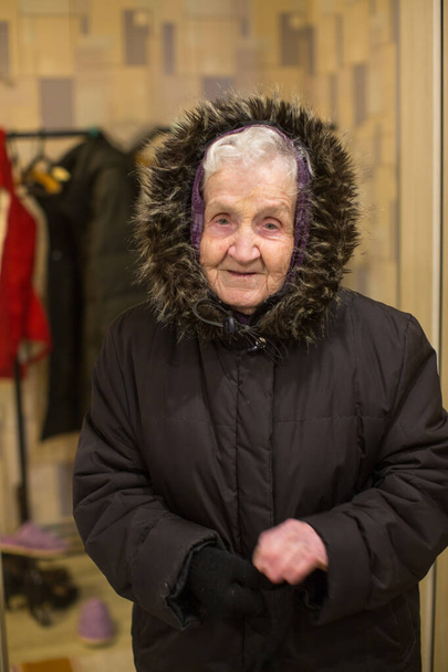 Kış kıyafeti giyen yaşlı kadın.. - Fotoğraf, Görsel