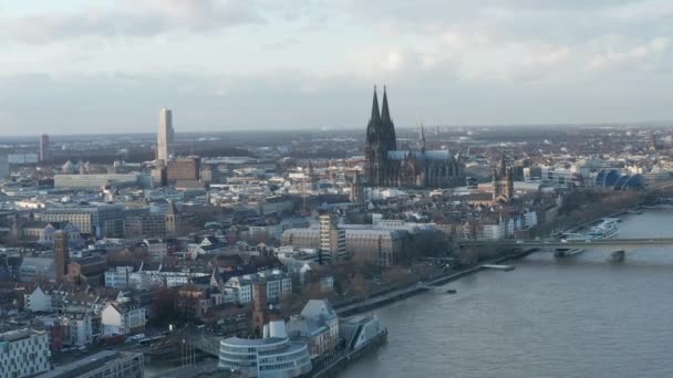 AERIAL: Laaja laukaus Kölnin Saksan ja Reinin ilmasta majesteettinen katedraali aurinkoisena päivänä
  - Materiaali, video