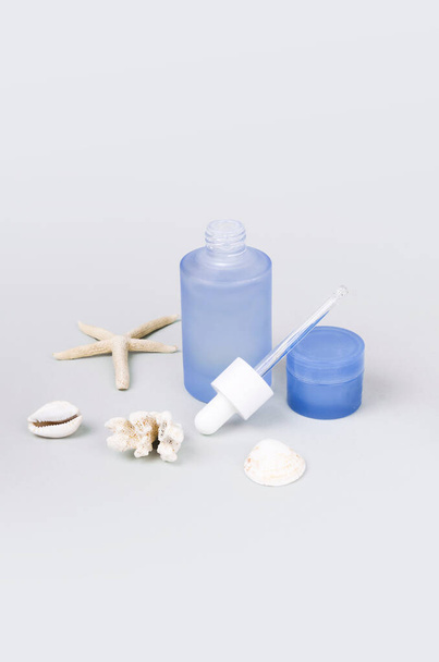 Gotas anticontaminación y cremas para el cuidado diario con cuentagotas y conchas - Foto, imagen